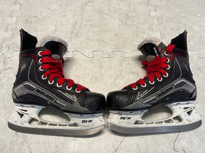Youth Used Bauer Vapor X500 Hockey Skates Regular Width Size 13.5