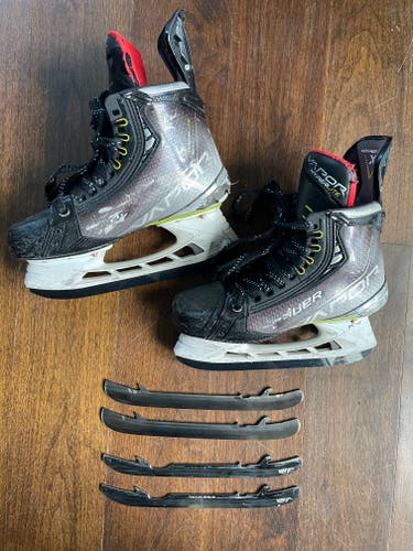 Intermediate Used Bauer Vapor Hyperlite Hockey Skates Size 4