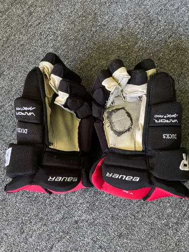 Bauer 14" Pro Stock Vapor APX2 Pro Gloves