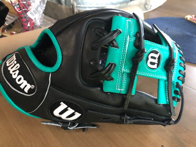 New Right Hand Throw 11.5" A2000 Baseball Glove