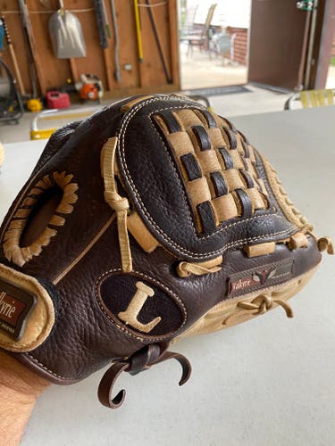 Used Louisville Slugger Right Hand Throw Infield Valkyrie Softball Glove 12.5"