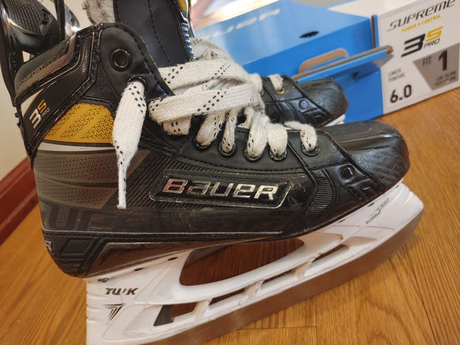 Intermediate Used Bauer Supreme 3S Pro Hockey Skates Regular Width Size 6