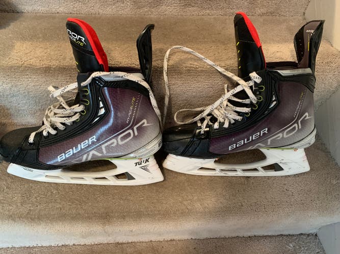 Senior Lightly Used Bauer Vapor Hyperlite Hockey Skates (Without BLades) Regular Width Size 9