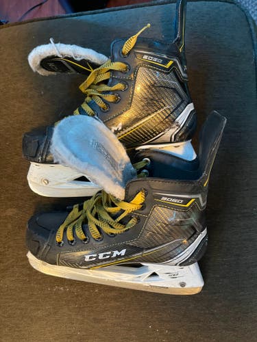 Junior Used CCM Tacks 9060 Hockey Skates Regular Width Size 5