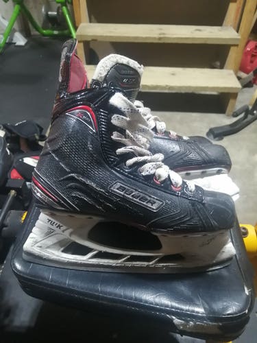 Junior Used Bauer Vapor X700 Hockey Skates Size 5