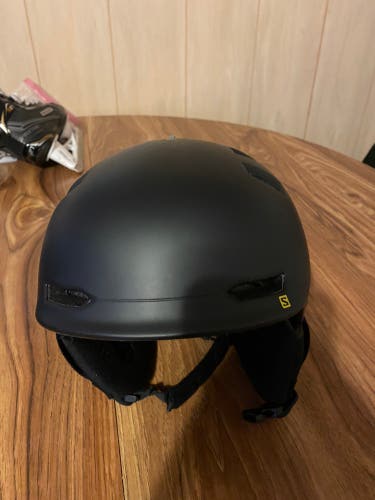 Men's Medium Salomon Helmet