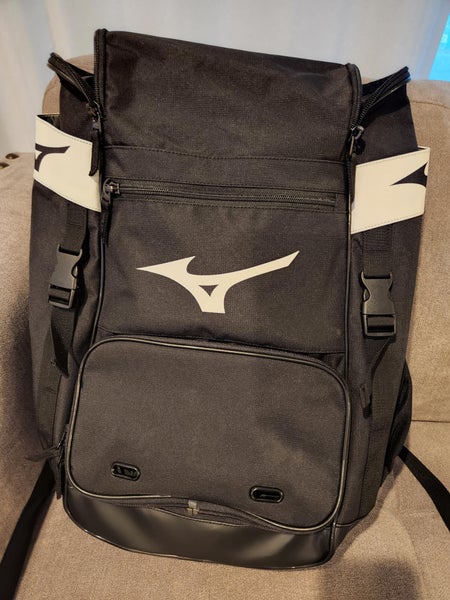 Brand New Mizuno Organizer 21; hold up to 4 bats and cleat