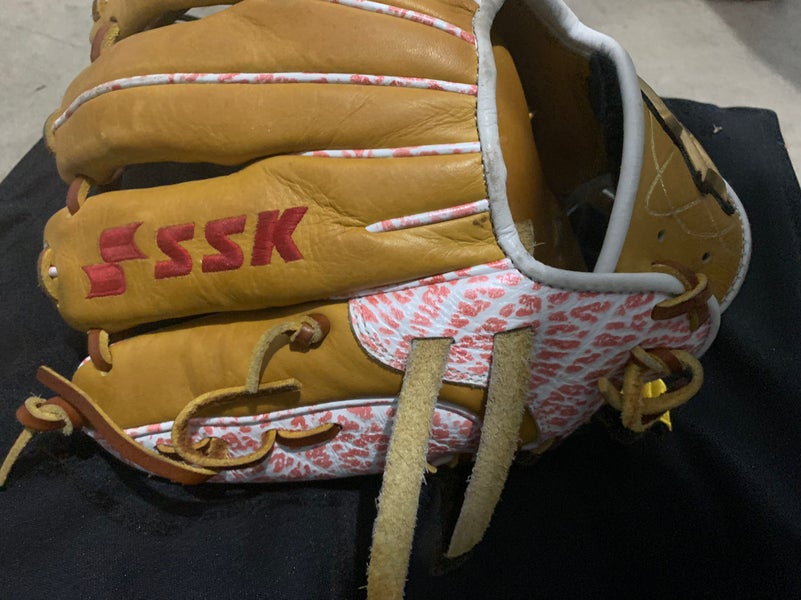 SSK on X: First Batch of Limited Edition ZPro Javy Baez Gloves