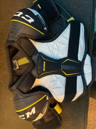 Junior Used Medium CCM Tacks 5092 Shoulder Pads