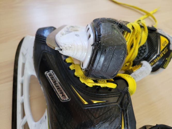 Junior Used Bauer Supreme 2S Pro Hockey Skates Regular Width Size 5.5