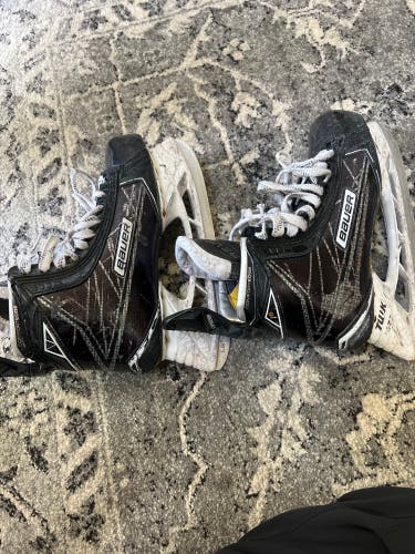 Used Bauer Regular Width  Size 10 Supreme 1S Hockey Skates