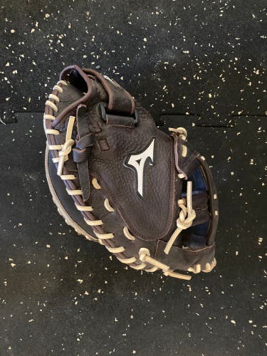 Used Right Hand Throw Mizuno Franchise Catcher's Glove 34"