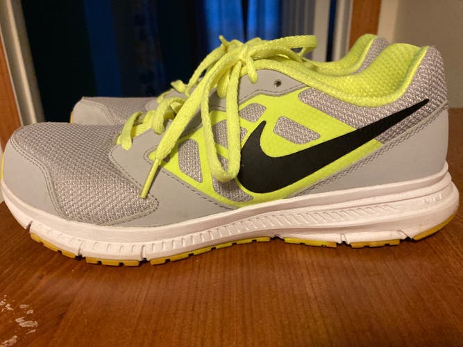 Gray Used Size 6.0 (Women's 7.0) Nike Shoes