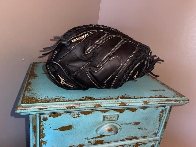 Used Mizuno Right Hand Throw Catcher's MVP Prime Softball Glove 34"