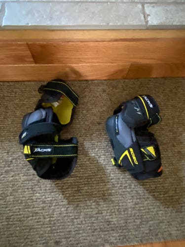Used Medium CCM  Tacks 9060 Elbow Pads