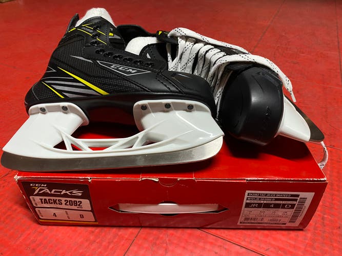 New CCM Regular Width Size 4 Tacks 2092 Hockey Skates