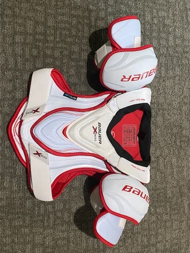 Barely Used Brand New condition Junior Large Bauer Vapor X900 Shoulder Pads