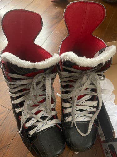 Used Bauer X600 Regular Width Size 4 Vapor Hockey Skates