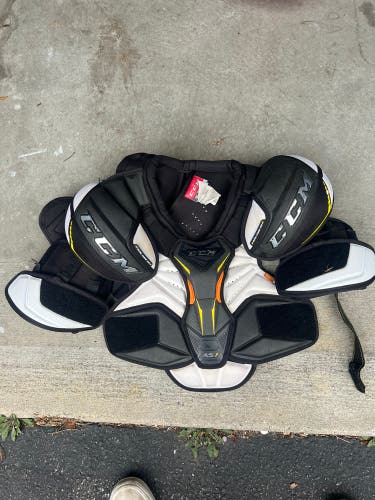 Senior Medium CCM Super Tacks AS1 Shoulder Pads