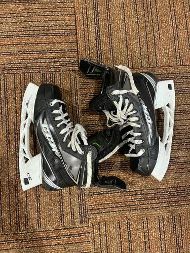 Used CCM Regular Width Size 8 RibCor MaxxPro Hockey Skates