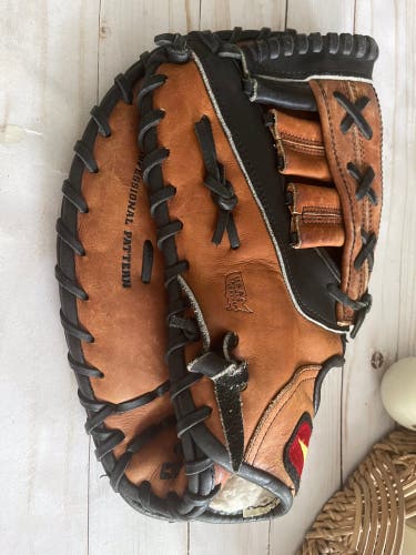 Easton D-PRO 30 Professional Pattern  1st Base LHT