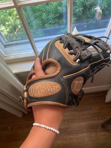 Wilson 11.5” A2000 infield Baseball Glove