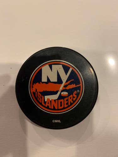 New York Islanders logo puck