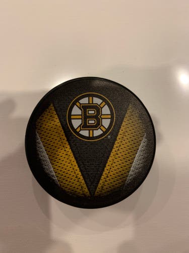 Boston Bruins logo puck
