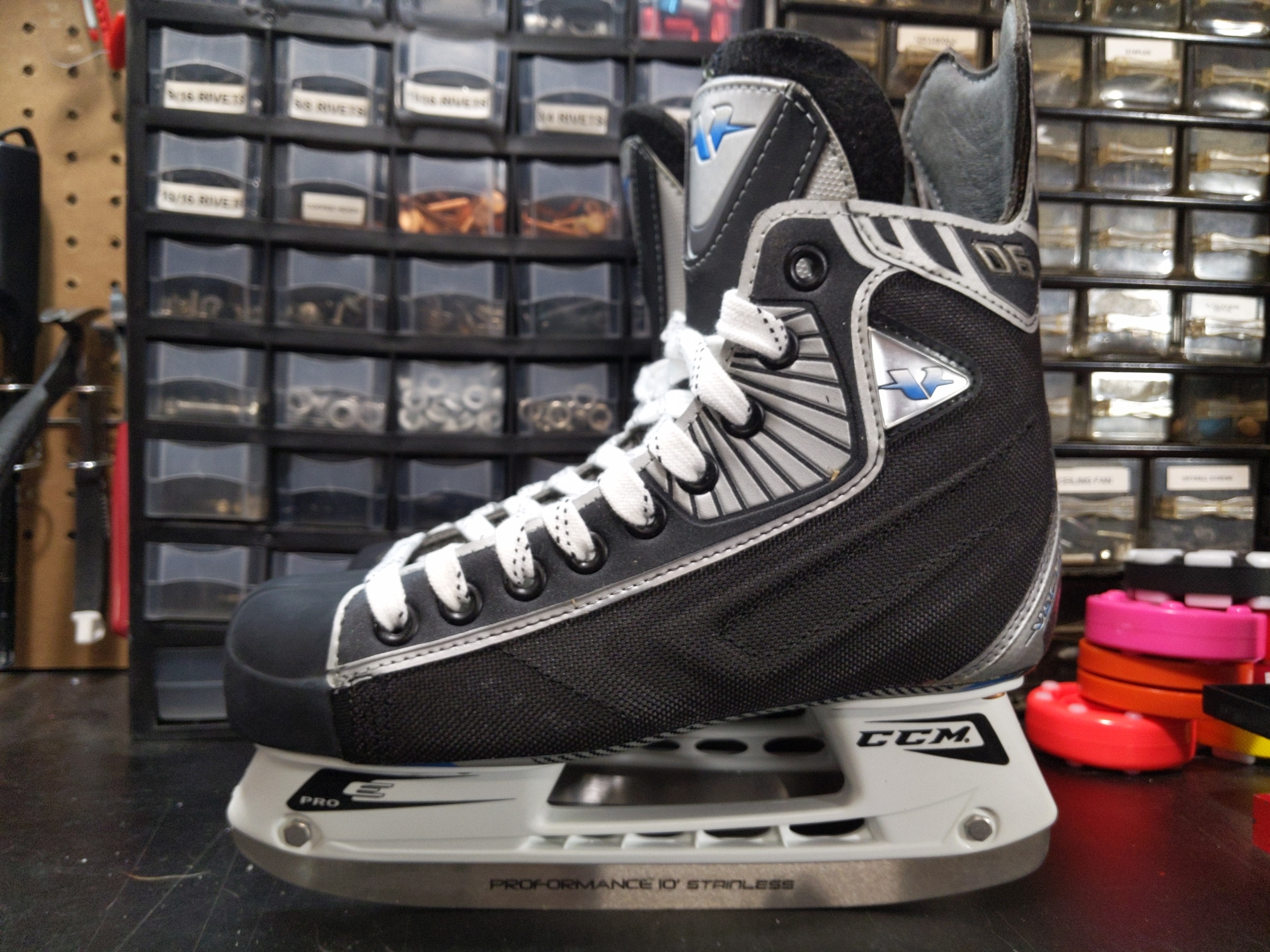 Junior New CCM V06 Hockey Skates Regular Width Size 4