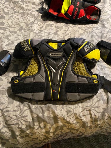 Senior Large Bauer Supreme 1S Shoulder Pads