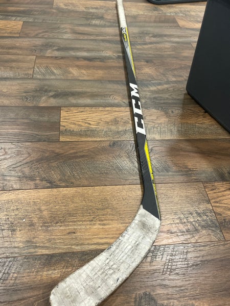 Senior Right Handed Mid Pattern Super Tacks 2.0 Hockey Stick