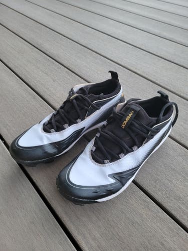 White/Black Men's Used Size 7.0  Molded Cleats Boombah