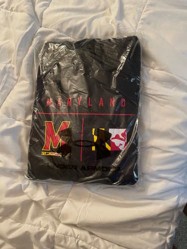 Black New Large Under Armour Sweatshirt