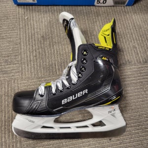 Intermediate New Bauer Supreme M4 Hockey Skates Regular Width Size 5.0 Fit 2