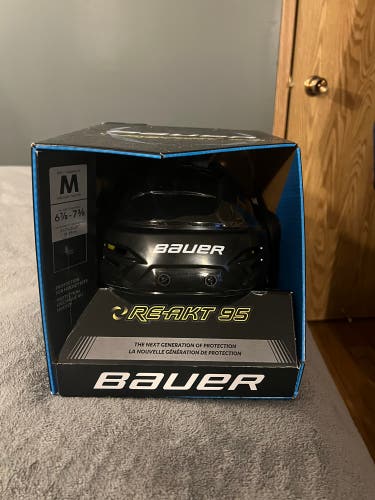 New Medium Bauer Pro Stock Re-Akt 95 Helmet