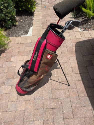 Wilson junior golf set signature edition  5 clubs plus stand bag