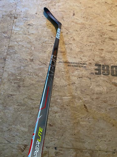 Intermediate Left Hand P28  Vapor Hyperlite Hockey Stick