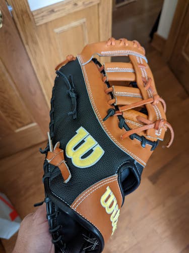 Like new Left Hand Throw Wilson First Base A2000 Baseball Glove 12.5"
