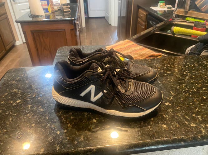 Black Men's Size 6.0 (Women's 7.0) New Balance Shoes