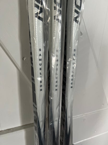 Spajane Hokejky - Popis zdola hore: 13..EASTON STEALTH CX-lavy ohyb E3-flex  85-163cm-49euro 14.EASTON STEALTH CX-lavy ohyb E3-flex 85-161cm-49euro 15. EASTON Synergy HTX-lavy ohyb E3-flex 100-161cm- 49euro 16.EASTON Synergy HTX-lavy  ohyb E3-flex 85