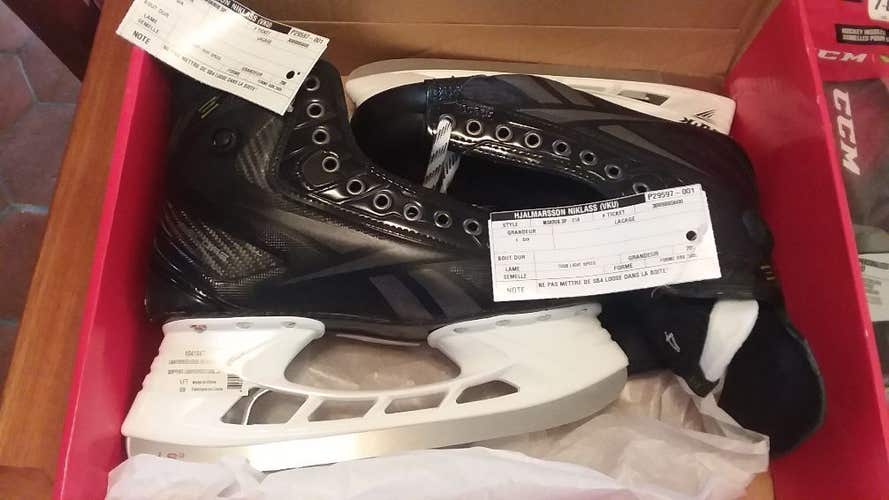 BLACKHAWKS/COYOTES Niklas Hjalmarsson CCM/Reebok Ribcore unused skates size 8 DA MINT IN BOX