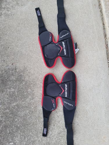 Used Bauer X900 Youth knee pads