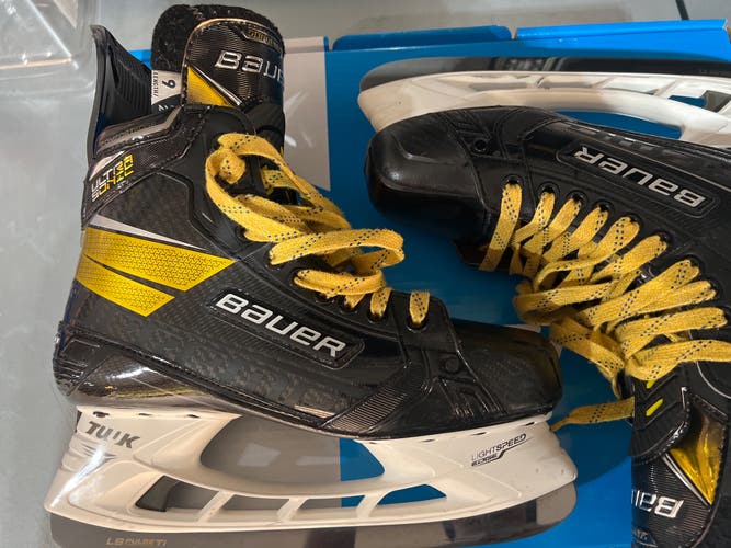 Used Bauer Regular Width  Size 9 Supreme UltraSonic Hockey Skates