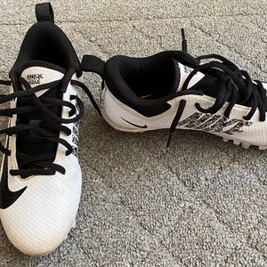 White Youth Used Unisex Molded Cleats Nike Huarache 7 Cleats