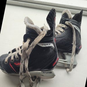 Youth Used CCM RBZ Hockey Skates Regular Width Size 11