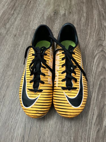 Youth Size 1.5 Nike Mercurial Vapor Soccer Cleats