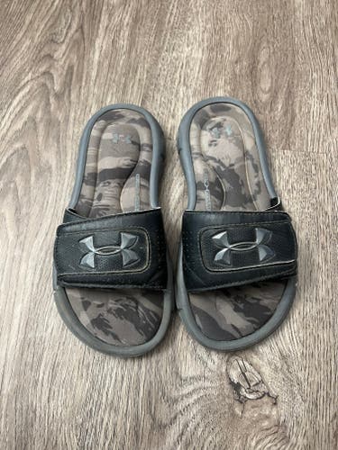Youth Size 1 Under Armour Ignite Slide Sandals