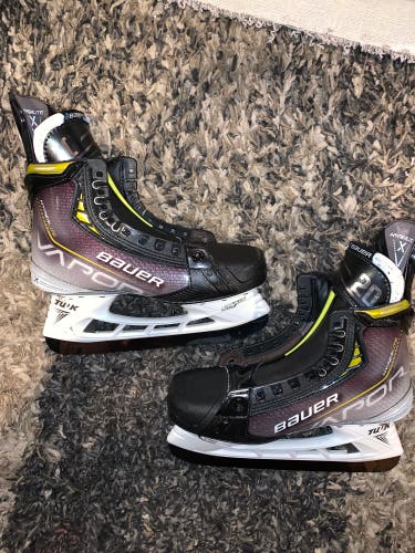 Used Bauer Regular Width Pro Stock Size 7 Vapor Hyperlite Hockey Skates