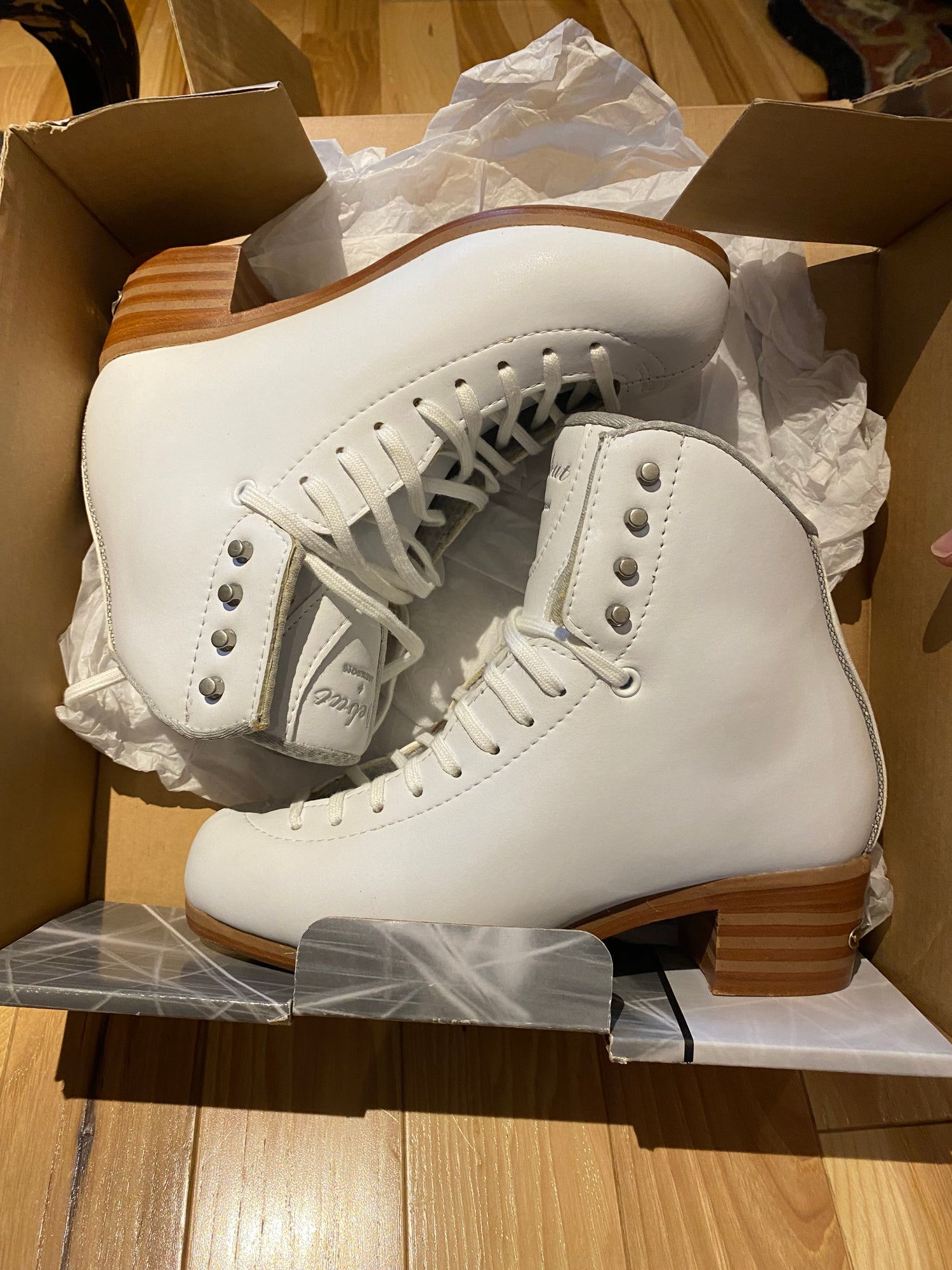 *NEW* Jackson Debut DJ2450 Figure Skates Size 6.5 SidelineSwap