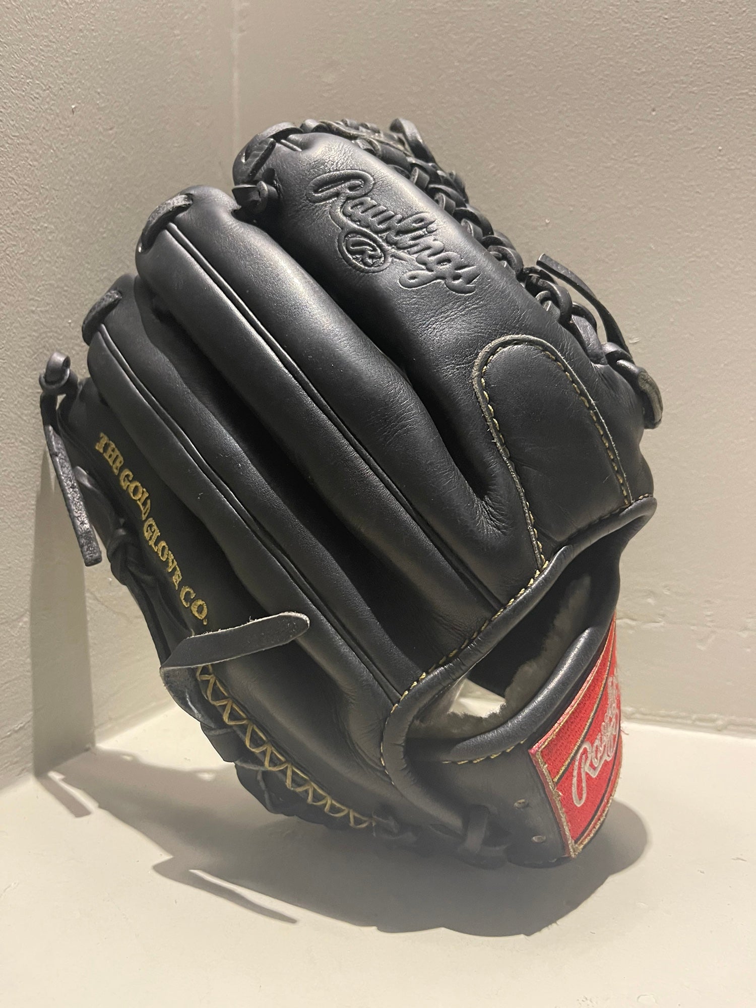 Lot Detail - RAWLINGS GOLD GLOVE AWARD - FULL SIZE REPLICA